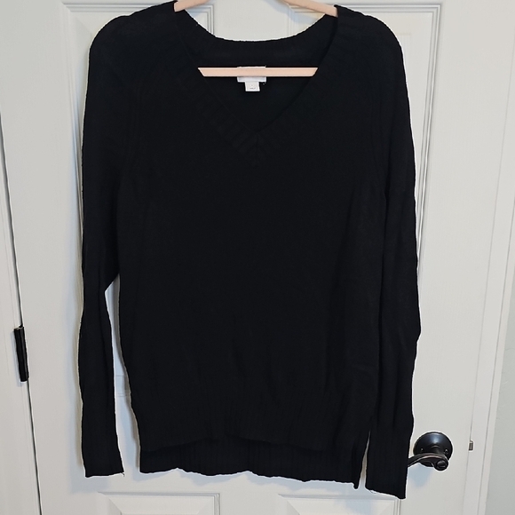 Old Navy Sweaters - NWOT Old Navy Black V-Neck Sweater